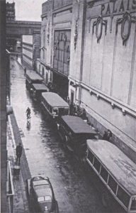 Transportes estacionados afuera del Velódromo de Invierno, 16-17 de junio de 1942