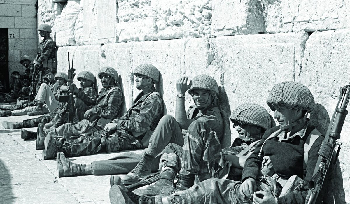 Soldados israelíes en el Muro de los Lamentos, 1967