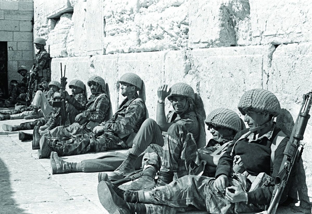 Soldados israelíes en el Muro de los Lamentos, 1967