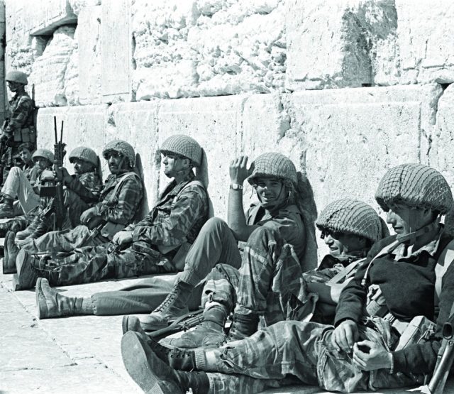Soldados israelíes en el Muro de los Lamentos, 1967