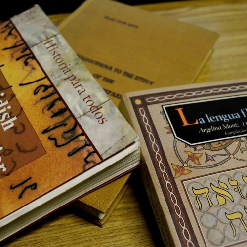 Refranes en idish y ladino.