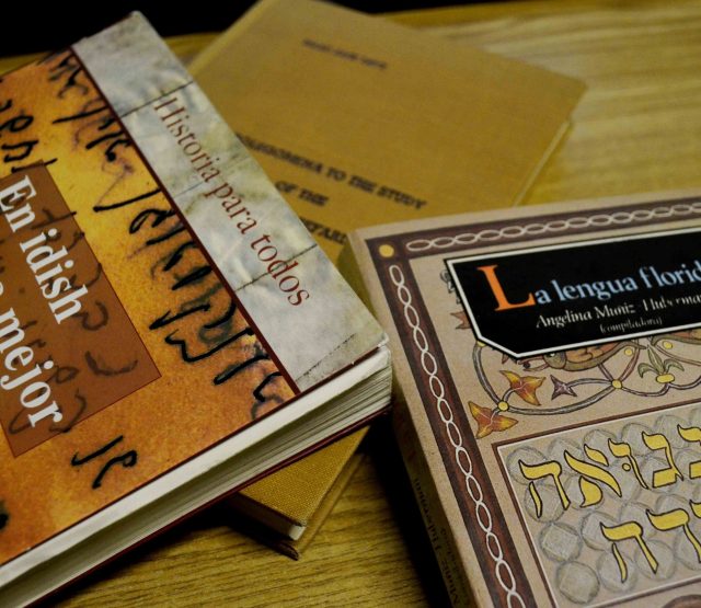 Refranes en idish y ladino.