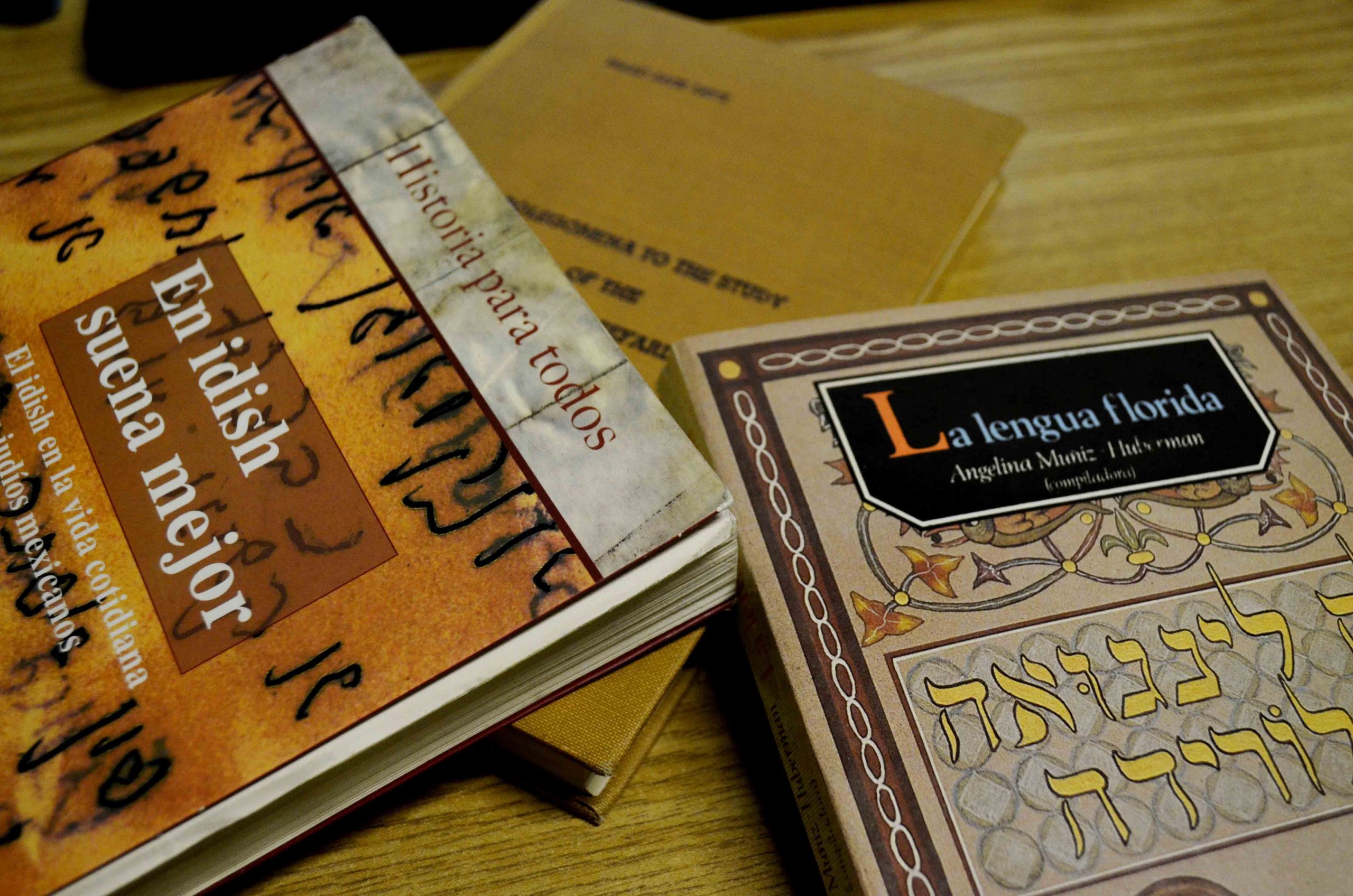 Refranes en idish y ladino.