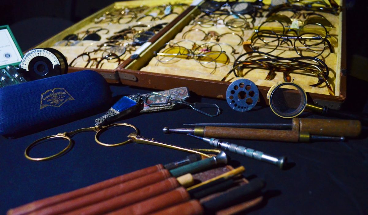 Entre los anteojos de esta colección podemos encontrar diferentes diseños y tipos de lentes.