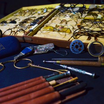 Entre los anteojos de esta colección podemos encontrar diferentes diseños y tipos de lentes.