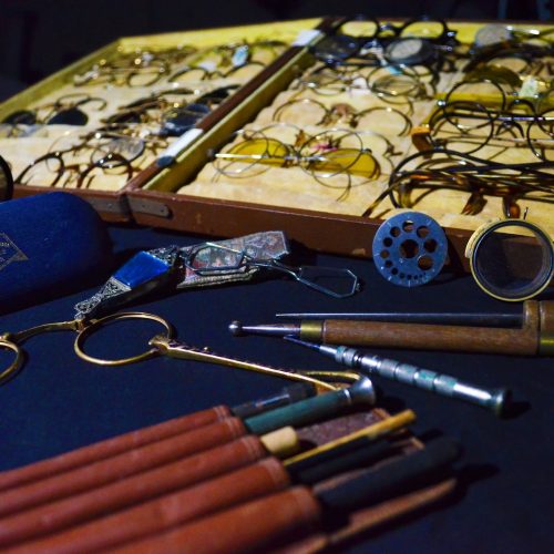 Entre los anteojos de esta colección podemos encontrar diferentes diseños y tipos de lentes.