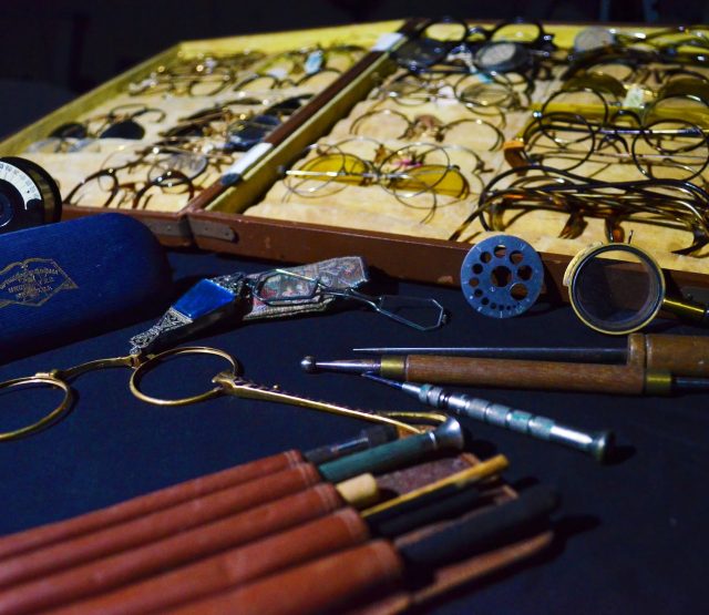 Entre los anteojos de esta colección podemos encontrar diferentes diseños y tipos de lentes.